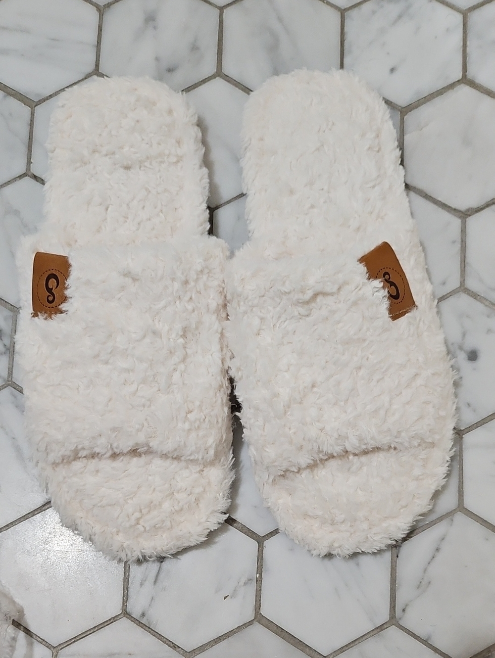 White Textured Womens Memory Form Cozy Slippers Size 9-9 1/2 US  New Packaged.